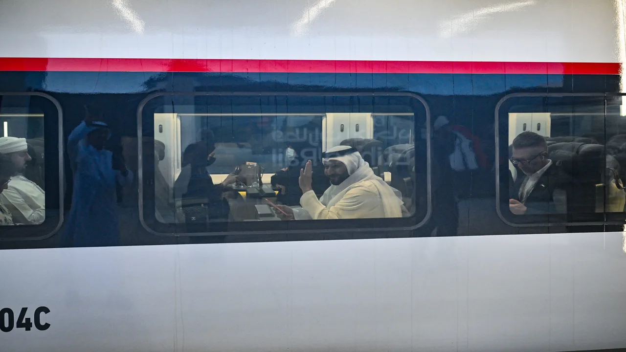 انطلاق أولى رحلات قطار الاتحاد من الفجيرة إلى أبوظبي